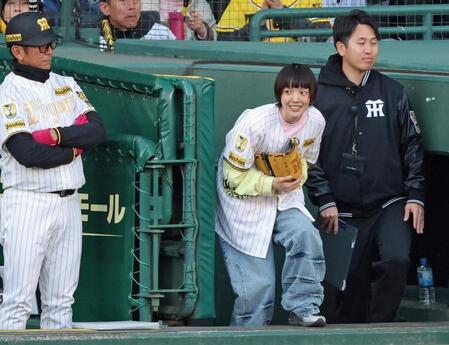 始球式を務めるマウンドへ向かうあいみょん（撮影・立川洋一郎）