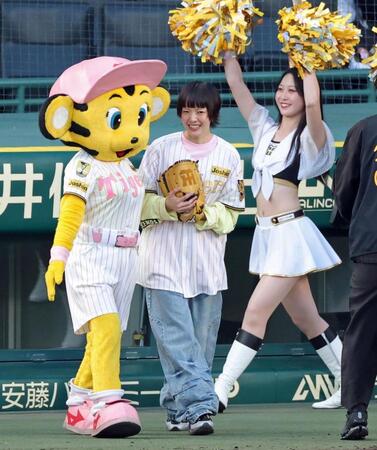 始球式を務め、マウンドへ向かうあいみょん（撮影・立川洋一郎）