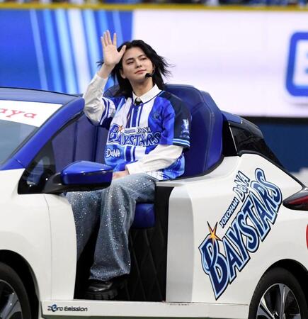 リリーフカーに乗ってマウンドに向かう松田迅（撮影・佐藤厚）