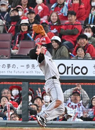 ２回、ファビアンの一邪飛を捕球する増田陸