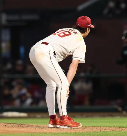 ４回、田宮のとき、右足を気にする前田健（撮影・金田祐二）