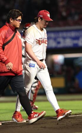 ４回、田宮のとき右足を痛め降板する前田健（撮影・金田祐二）