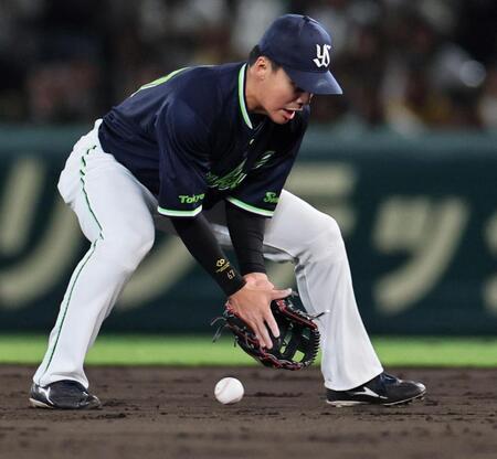 ４回、木浪の打球を後逸する伊藤（撮影・田中太一）