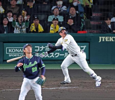 ５回、左中間スタンドへ２ランを放つ森下（撮影・立川洋一郎）