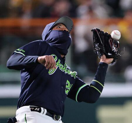 ５回、近本の打球を落球するサンタナ（撮影・田中太一）