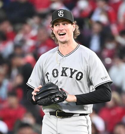 ２回、ファビアンの一邪飛を増田陸が捕球して笑顔を見せるウィットリー