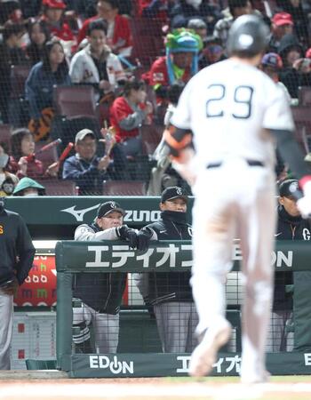 ７回、空振り三振に倒れたダルベック（２９）と阿部監督（左）＝撮影・北村雅宏