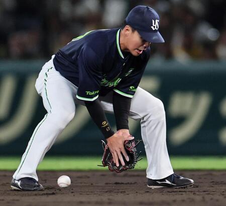 ４回、木浪の打球を後逸する伊藤（撮影・田中太一）