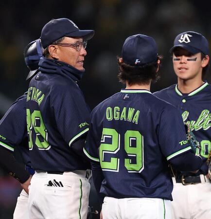 ５回、小川（右）に交代を告げる池山監督（撮影・西田忠信）