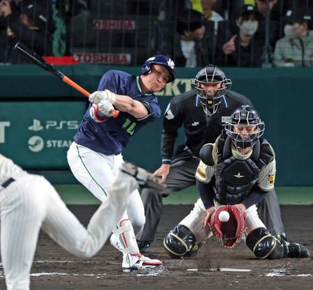 ７回、空振り三振に倒れる代打・宮本（撮影・立川洋一郎）