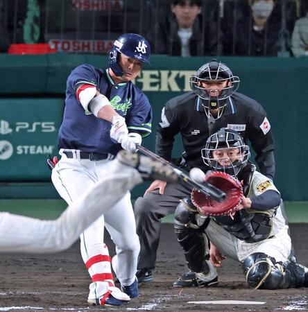 ７回、右翼スタンドへ２ランを放つ丸山和（撮影・立川洋一郎）