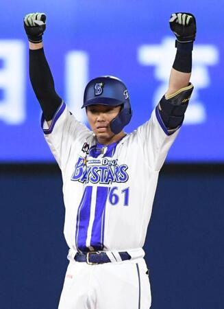 ４回、蝦名は中堅に逆転の２点適時二塁打を放ち、ガッツポーズを見せる（撮影・佐藤厚）