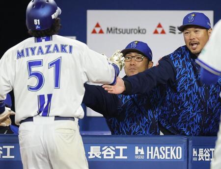 ４回裏、生還した宮崎（手前）とタッチを交わす相川監督（中央）