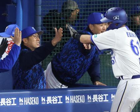 ４回裏、牧の２点二塁打で生還した二走蝦名（右）を迎える相川監督