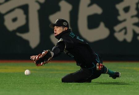 ５回、中島の打球に五十幡が飛び込むも届かず適時二塁打となる（撮影・金田祐二）