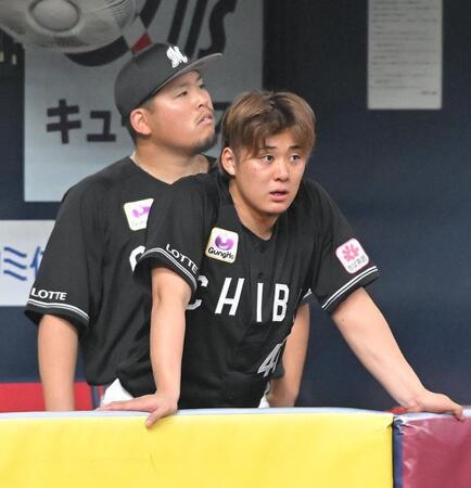 ８回、ベンチから戦況を見守る鈴木（手前）と沢田（撮影・高部洋祐）