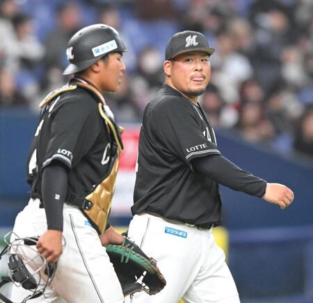 ７回、オリックス打線に打ち込まれ、悔しがる沢田（右）＝撮影・高部洋祐