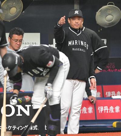 ７回、代打に岡（手前）を送るサブロー監督（撮影・高部洋祐）