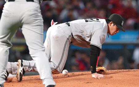 ３回、モンテロのフライを落球する増田陸（撮影・北村雅宏）