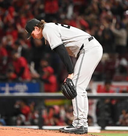 ５回、大盛に右越え２点本塁打を浴び、肩を落とすウィットリー