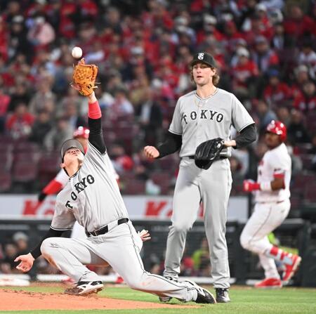 ３回、モンテロの一飛を落球する増田陸（左）。右はウィットリー