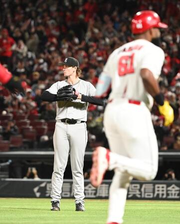 ４回、ファビアン（右）に左越え先制２点本塁打を打たれたウィットリー