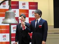 鐘を打つ松井秀喜氏（右）とヒトヒトホールディングスの松本哲裕社長