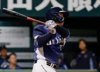 ５回、仲三が右中間にプロ初本塁打となる２ランを放つ