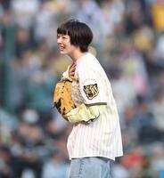 始球式を務めたあいみょん（撮影・西田忠信）