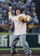 始球式で投げるあいみょん（撮影・田中太一）