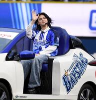 リリーフカーに乗ってマウンドに向かう松田迅（撮影・佐藤厚）