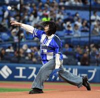 セレモニアルピッチを行う松田迅（撮影・佐藤厚）