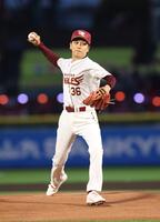セレモニアルピッチを務める山崎育三郎（撮影・金田祐二）