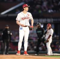 １回、万波のバースデーソングが終わるのを待つ前田（撮影・金田祐二）