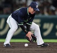 ４回、木浪の打球を後逸する伊藤（撮影・田中太一）