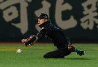 ５回、中島の打球に五十幡が飛び込むも届かず適時二塁打となる（撮影・金田祐二）