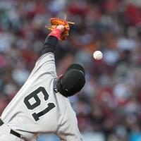 ２回、ファビアンの邪飛を落球する増田陸（撮影・北村雅宏）