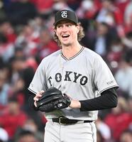 ２回、ファビアンの一邪飛を増田陸が捕球して笑顔を見せるウィットリー