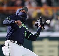 ５回、近本の打球を落球するサンタナ（撮影・田中太一）