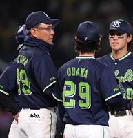 ５回、小川（右）に交代を告げる池山監督（撮影・西田忠信）