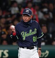 ５回、投手交代を告げる池山監督（撮影・西田忠信）