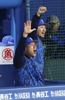 ４回裏、牧が２点二塁打を放ち喜ぶ相川監督（手前）