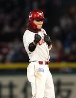 ４回、先制２点適時打を放ちガッツポーズの黒川（撮影・金田祐二）