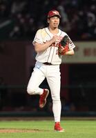 ４回、田宮のとき、右足を気にする前田健（撮影・金田祐二）