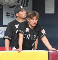 ８回、ベンチから戦況を見守る鈴木（手前）と沢田（撮影・高部洋祐）
