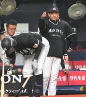 ７回、代打に岡（手前）を送るサブロー監督（撮影・高部洋祐）
