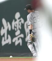 ６回、ファビアンの打球をはじいた泉口（撮影・北村雅宏）