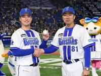 プロ初勝利を挙げ、相川監督（右）から祝福される橋本（撮影・佐藤厚）