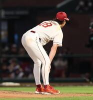 ４回、田宮のとき、右足を気にする前田健（撮影・金田祐二）