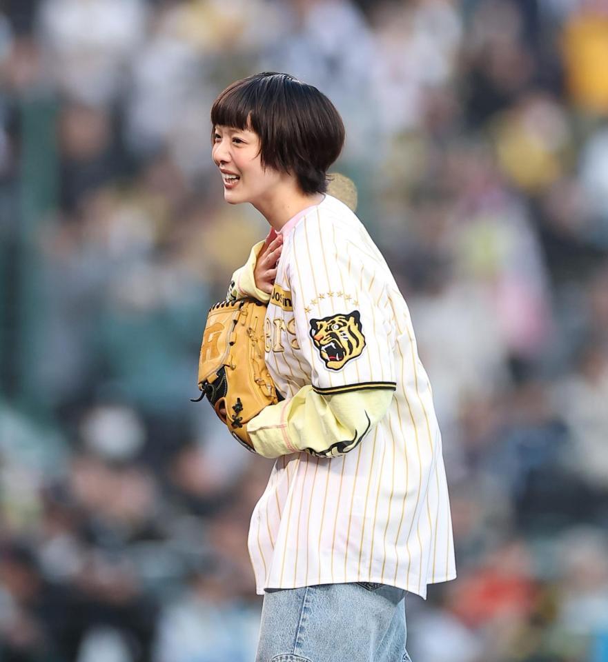 始球式を務めたあいみょん（撮影・西田忠信）